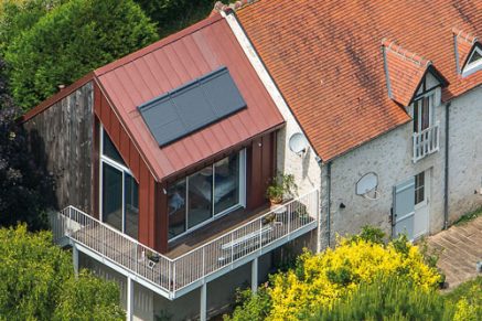 Projet de surélévation de maison avec façades en zinc réalisé par Cybel Extension, apportant une extension verticale moderne tout en optimisant l'espace habitable existant.