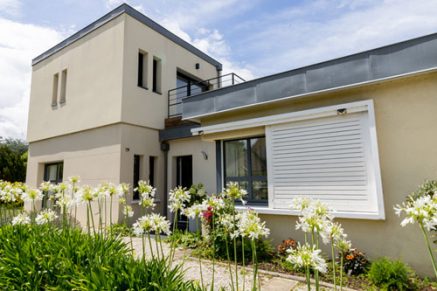 Projet de surélévation avec toiture plate réalisé par Cybel Extension, permettant d'agrandir une maison en créant un nouvel espace habitable avec une architecture contemporaine.