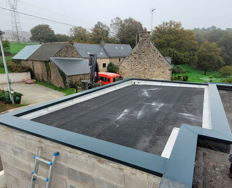 Toiture plate d'une extension de maison