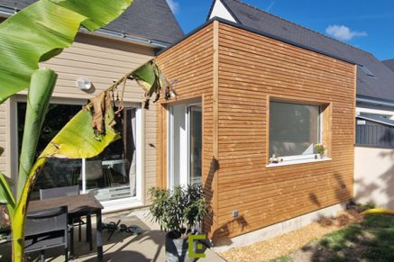 Extension bois à toit plat et bardage bois