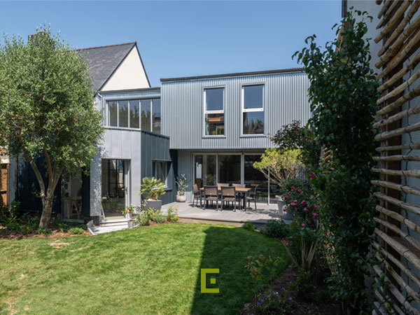 Une extension en bardage zinc et bois